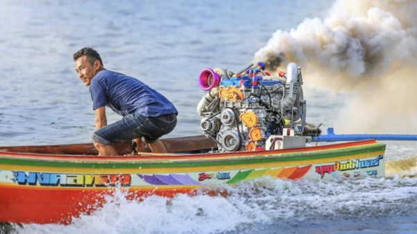 In Bangkok knopen ze automotoren op longtailboten om mee te dragracen