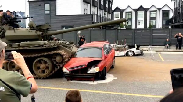 Een klein schattig autootje crushen met een Russische T55-tank