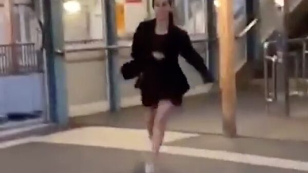 Chick met ontzettend veel haast is gelukkig net op tijd voor de trein!