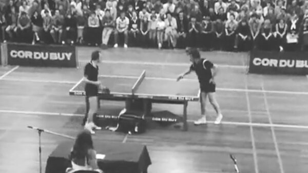 Ouderwetse tafeltennishumor is lachen en gieren zoals vroeger