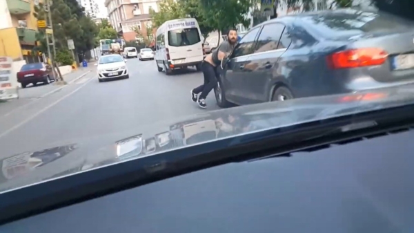 Turkse man wordt meegesleurd als hij zich aan een motorkap vasthoudt tijdens hit & run