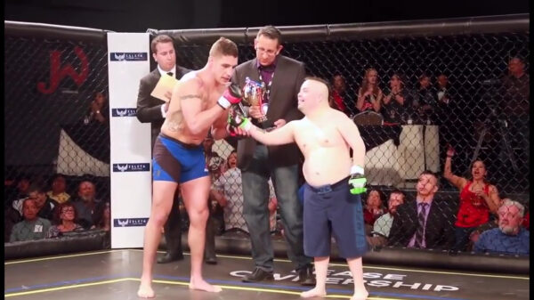 Feelgood: UFC'er Diego Sanchez wordt in de ring "verslagen" door een geestelijk gehandicapte