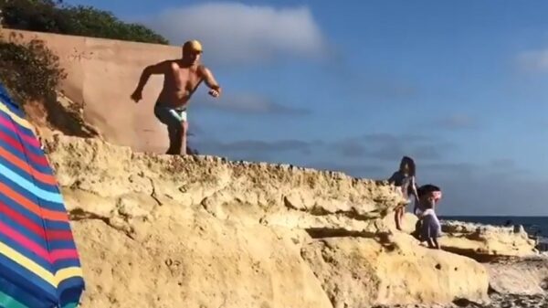 Allemaal opletten, pappa zal wel even een backflip doen op het strand