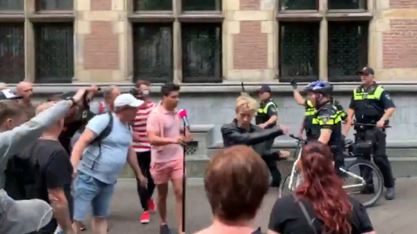 Demonstratie tegen noodwet loopt in Den Haag uit de hand, ME voert charges uit