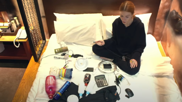 Bizar: Stacey Dooley gaat op jacht naar spycams op hotelkamers in Korea