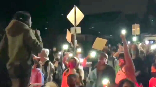 BLM-demonstranten in Portland houden de hele stad wakker