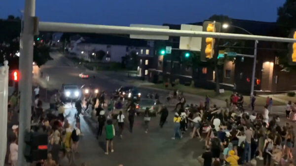 Haastige Henk weigert te laat te komen en rijdt dwars door BLM-demonstratie heen