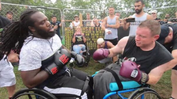 Rolstoelers gaan elkaar te lijf tijdens potje boksen in de achtertuin