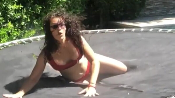 Trampoline geeft tijdens het springen de geest