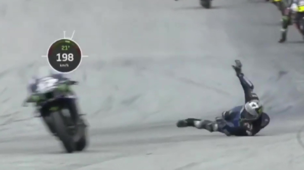 Maverick Vinales springt met 230 van zijn motor tijdens de MotoGP van Oostenrijk