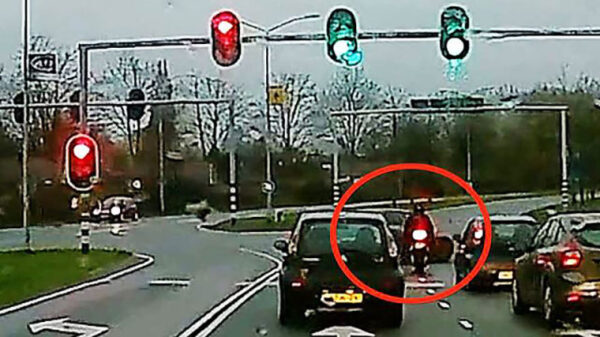 Debiel in Golf rijdt tot 2x toe bijna een motorrijder van z'n sokken