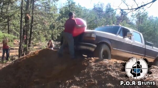 Pickup-truck vlamt tegen een imbeciel met yogabal op