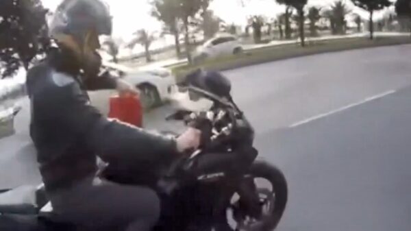 Turkse motorrijder vult zijn tank terwijl hij op een drukke weg rijdt