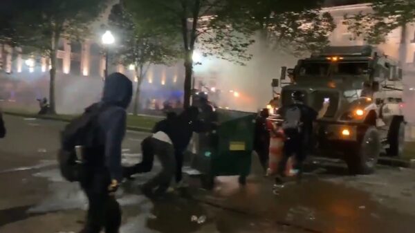 De hel is losgebroken in Kenosha: rellen, schietpartijen, plunderingen en gebouwen in brand