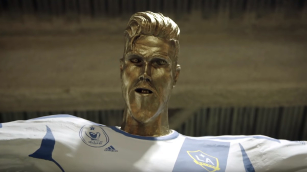 David Beckham wordt heerlijk in de zeik genomen met spuuglelijk standbeeld