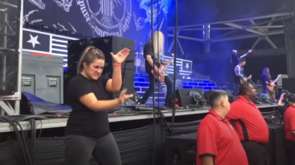 Een heerlijke compilatie van doventolken die losgaan tijdens metalconcerten