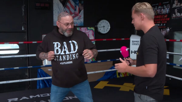 Dennis Schouten krijgt een paar tikken van Captain Henk