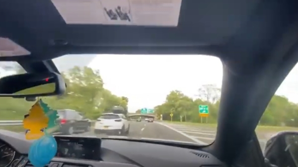 Mafketels scheuren tussen het verkeer door alsof het een racegame is op de snelweg in New York