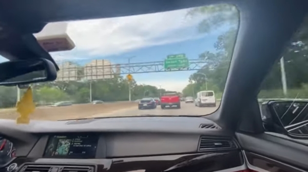 Mafketels scheuren tussen het verkeer door alsof het een racegame is op de snelweg in New York