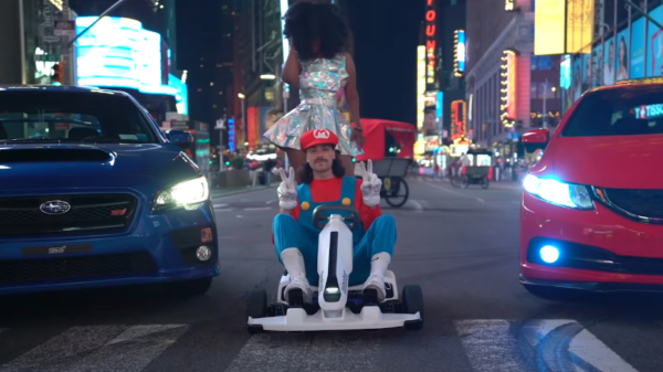 Racende heren knallen verkleed als Mario en Luigi dwars door New York