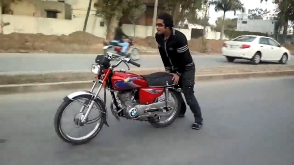 Stuntbinken maken de blits op hun motor over de wegen in Pakistan