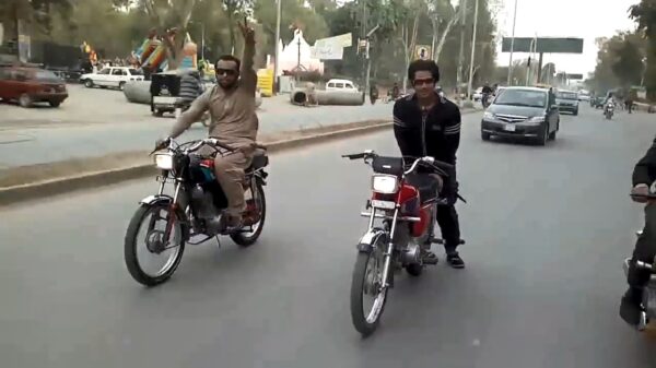 Stuntbinken maken de blits op hun motor over de wegen in Pakistan