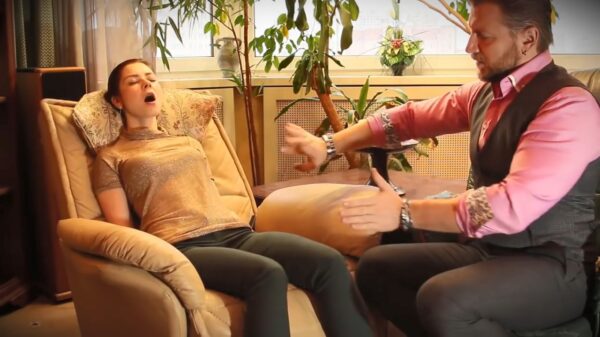 Goochelaar brengt jongedame met magische krachten naar een absoluut hoogtepunt