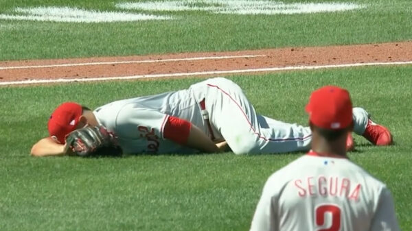 José Álvarez krijgt een bal met 170km per uur in zijn zak maar gooit eerst netjes uit