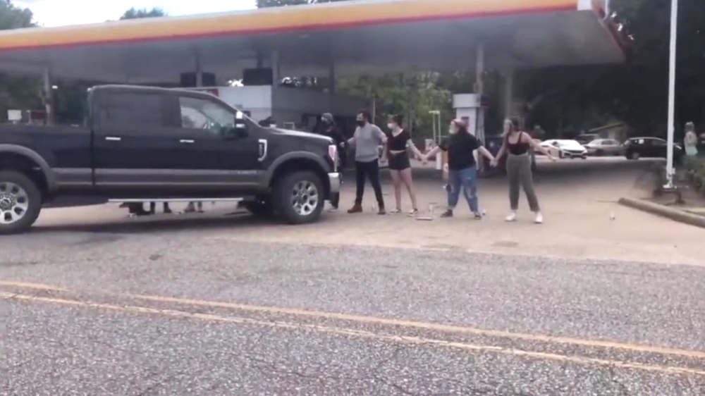Pickup-bestuurder heeft maling aan BLM-demonstranten bij tankstation