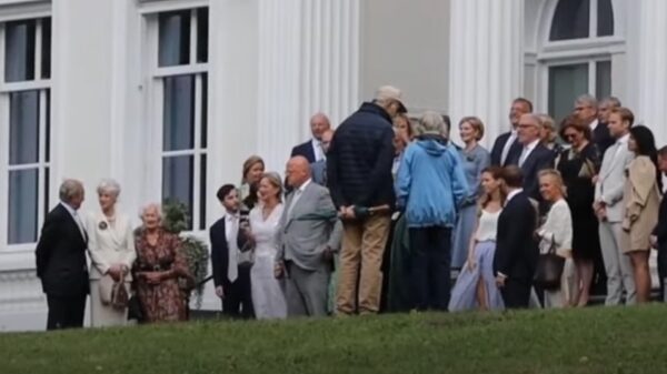 Ferdinand Grapperhaus heeft tijdens trouwfeestje nogal moeite met zijn eigen anderhalvemetermaatregel