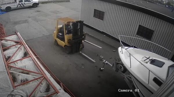 Het zit deze vorkheftruckchauffeur niet écht mee tijdens het stallen van een bootje
