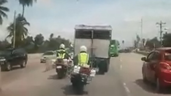 Zwabberende politieagent slaat autospiegel doelbewust van vrachtwagen