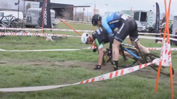 Een hele lading pissige wielrenners in een heerlijke compilatie