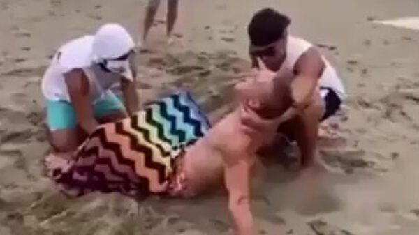 Deze heren hebben de grootste schik op het strand