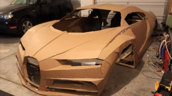 Creatieveling knutselt zijn eigen Bugatti Chiron van karton in elkaar