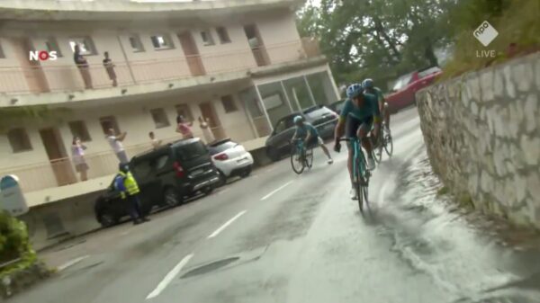 Astana-wielrenner Miguel Ángel López klapt in afdaling tegen verkeersbord