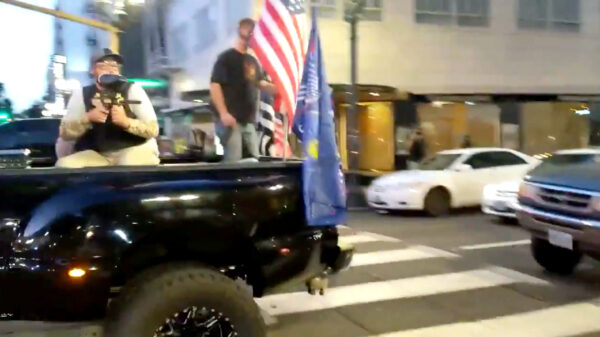 Rednecks met paintballguns en pepperspray komen zelf de orde herstellen in Portland