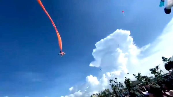 3-jarig Taiwanees meisje met vlieger wordt metershoog de lucht in getrokken door windvlaag
