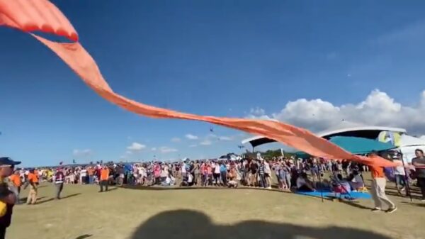 3-jarig Taiwanees meisje met vlieger wordt metershoog de lucht in getrokken door windvlaag