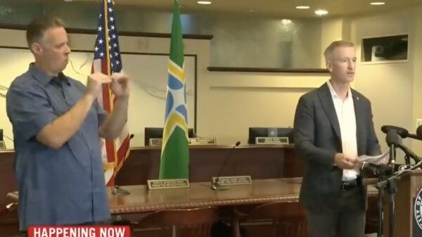 Burgemeester Ted Wheeler van Portland opent aanval op Trump: "It's you!"