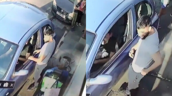 Scootmobieloma kan het niet laten om een knaap tegen zijn billen te tikken