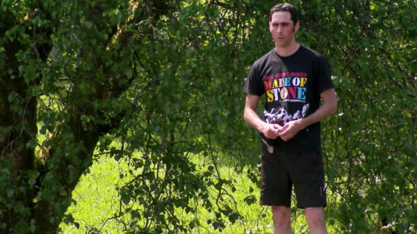 Dougie Isaacs brak in 2019 het wereldrecord steentjes keilen