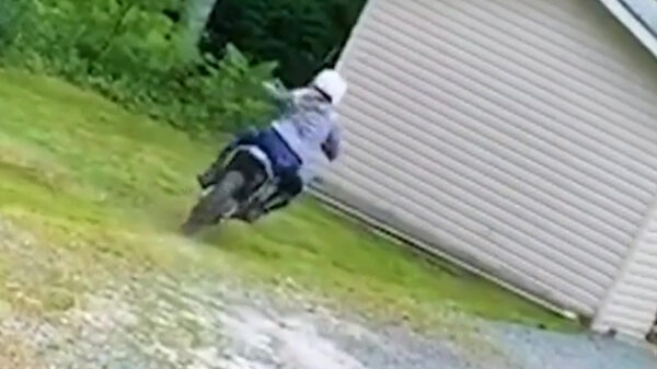 Crossmotor blijkt wat te ingewikkeld voor deze dame