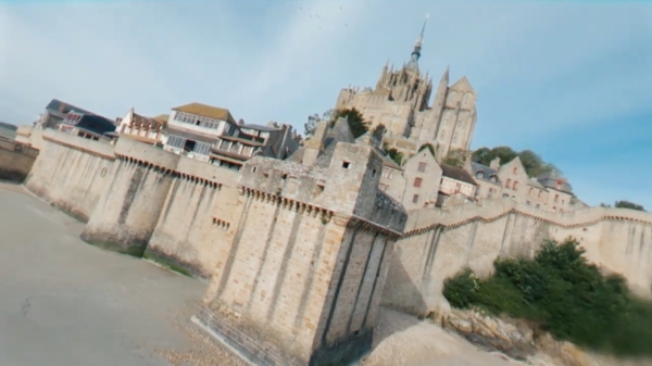 Met een drone door Mont St. Michel knallen ziet er gruwelijk vet uit