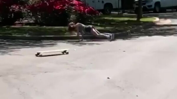 Longboardende dame gaat voor de klapper van de dag