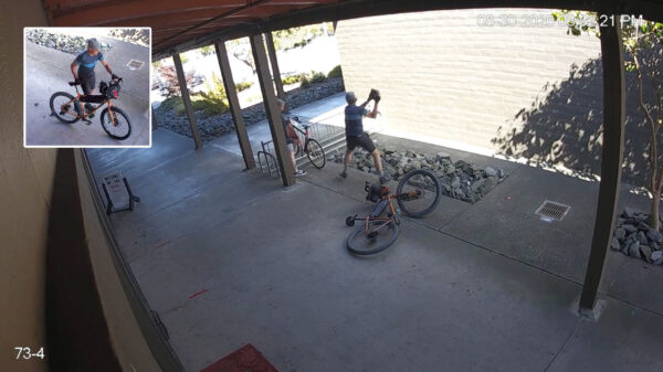 56-jarige 'wielrenner' draait doorrr en bekogelt medefietser met stenen