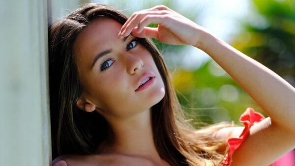 Temptation Megan staat in de Playboy en laat trots de cover zien