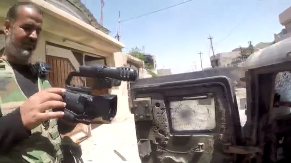 Close call: camera van journalist wordt getroffen door IS-sluipschutter
