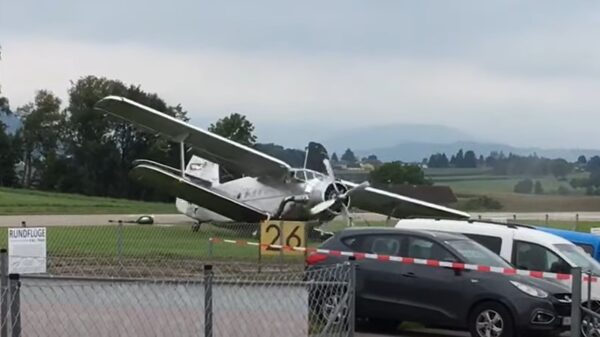 Stuntpiloot van propellervliegtuig zet landing nét iets te vroeg in