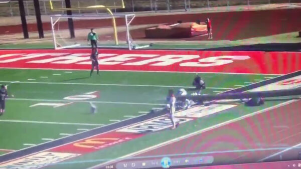 Lichtmast komt knetterhard naar beneden tijdens voetbalwedstrijd